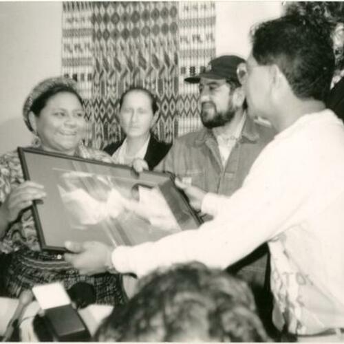 [Juan Carlos Cuellar giving photo to Rigoberta Menchu]