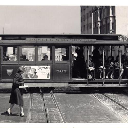 [Powell Street cable car on Nob Hill]