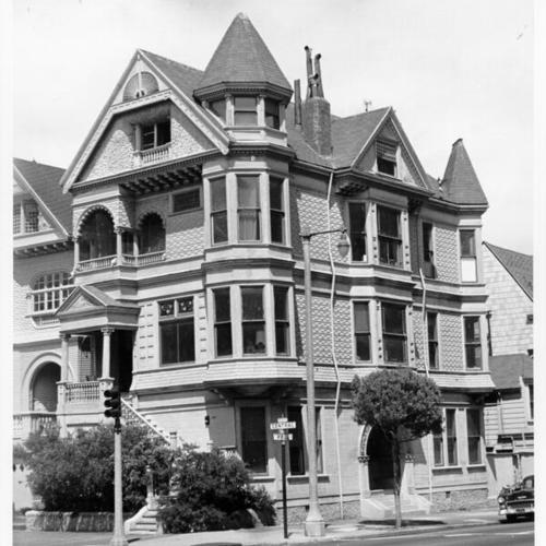 [Exterior of 1588 Fell Street, at Central]