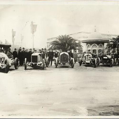 [Scene from Vanderbilt Cup Race at the Panama-Pacific International Exposition]