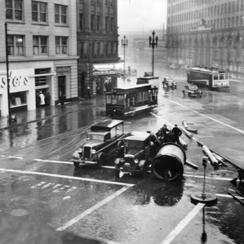 [Stormy day at the scene of an accident (?) on California street]