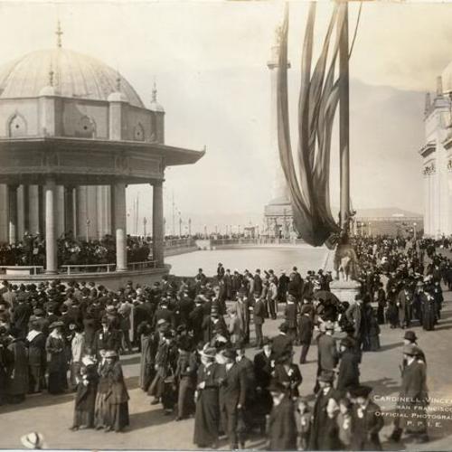 [Crowd at entrance to Court of the Universe on opening day of the Panama-Pacific International Exposition]