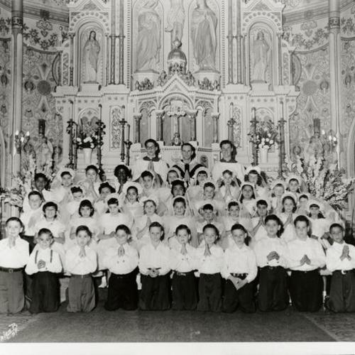 [Portrait of children in Saint Anthony Church at First Communion]