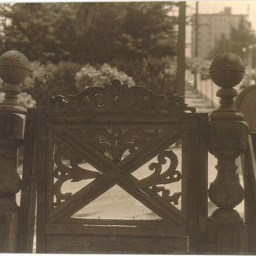 [Gate outside the Humphrey house, Chestnut and Hyde streets]