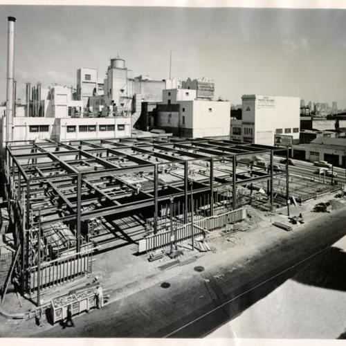 [Construction of the San Francisco Brewing Corporation located at 10th and Bryant Street]