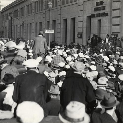 [Crowd gathered in front of Pier 33 during dispute between A. F. L. teamsters and C. I. O. longshoremen]