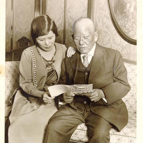 [Makota Hagiwara, manager of Japanese Tea Garden, and daughter, S. Hagiwara reading a card]
