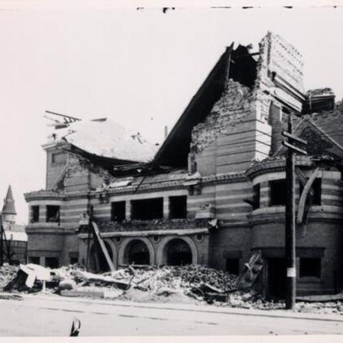  Beth Israel Synagogue in ruins after the 1906 earthquake]