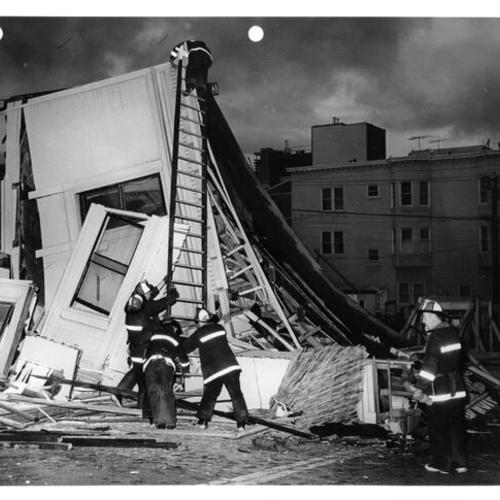 [Collapsed building at Grant and Lombard streets on Telegraph Hill]