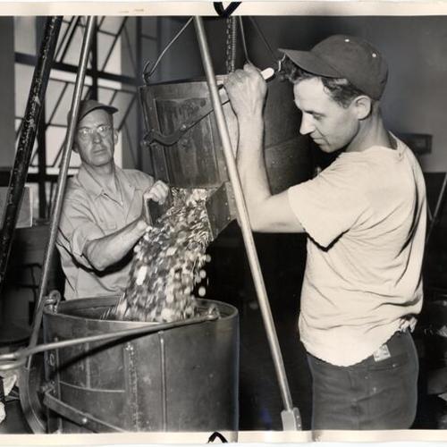 [Employees Frank Rounds and Pat Lyons working at the U. S. Mint in San Francisco]