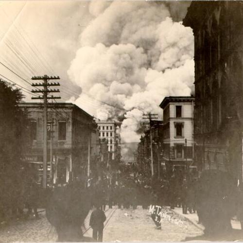 [Crowd of people watching fires from Clay and Kearny streets]