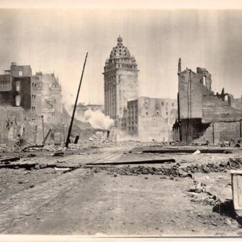 [Examiner building being dynamited after the earthquake and fire of April 18, 1906]