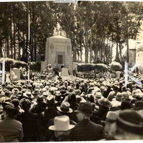 [Mayor Angelo J. Rossi delivering a Memorial Day address at the monument to the Unknown Soldier at the Presidio of San Francisco]