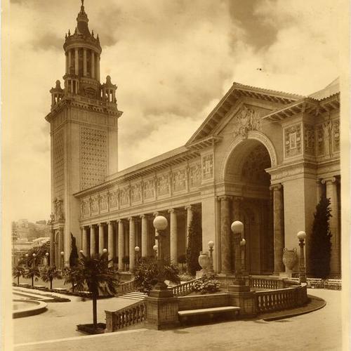 [Palace of Education and Court of Palms at the Panama-Pacific International Exposition]