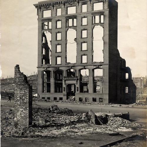 [Ruins of the Marie Antoinette Apartments, at Van Ness and Bush, after the 1906 earthquake and fire]