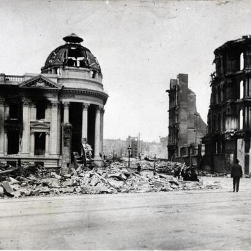 [Hibernia Bank, surrounded by ruins of other buildings destroyed in the earthquake and fire of 1906]