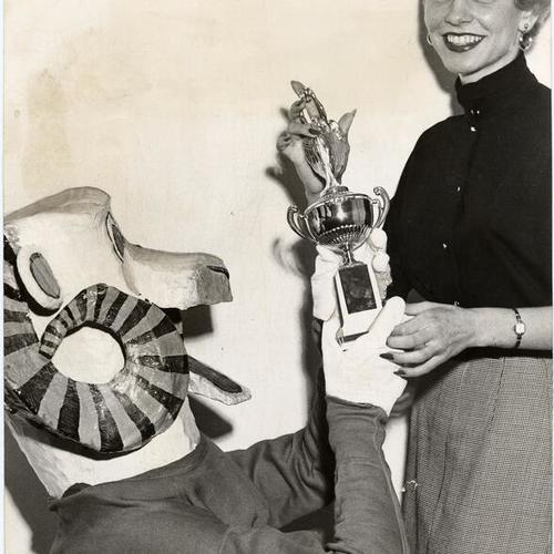 ["Miss City College Alumni" Shirlee Wentzel receiving a trophy from "Samtheram"]