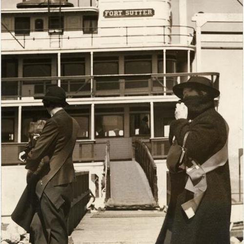[Women picketing in front of the riverboat "Fort Sutter"]