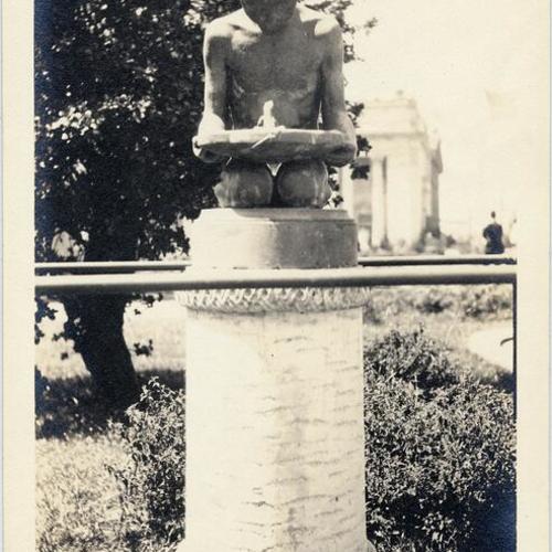 [Sun dial sculpture with figure of boy at the Panama-Pacific International Exposition]