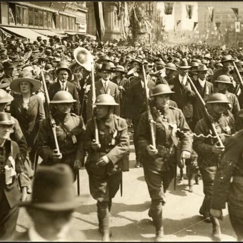 [Parade of soldiers returning home after the war, 1919]