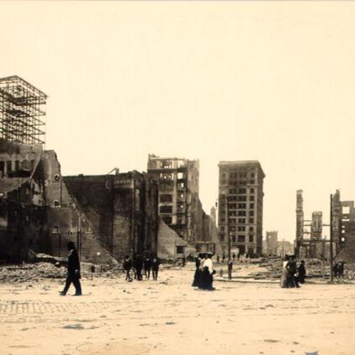 [View of ruins caused by the earthquake and fire of 1906, looking up Grant Avenue from Market Street]