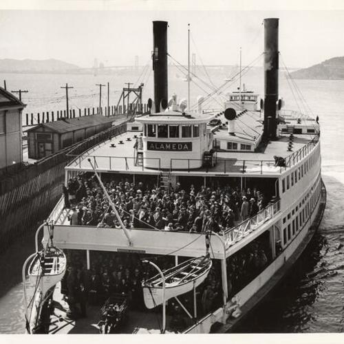 [Upper and lower decks of ferryboat "Alameda" swarmed with commuters]