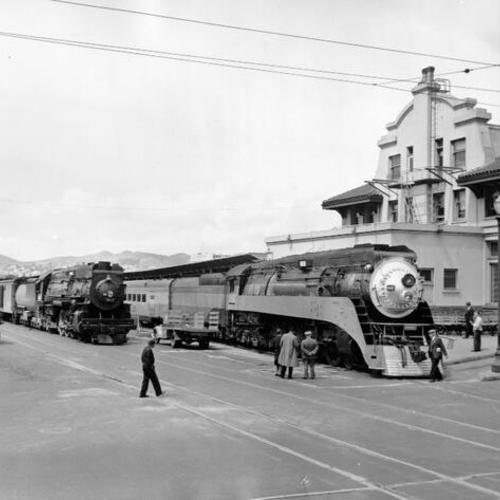 [Strikers tieing up trains at San Francisco station]