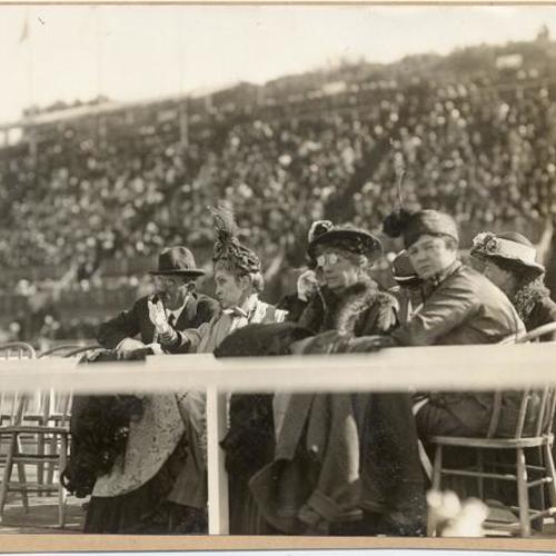 [Spectators at horse race at the Panama-Pacific International Exposition]