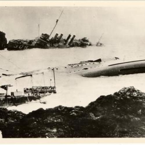 [U.S. Destroyers wrecked on the reefs of Honda Point California]