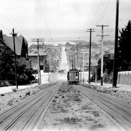 [Cable car going down hill on Fillmore street]
