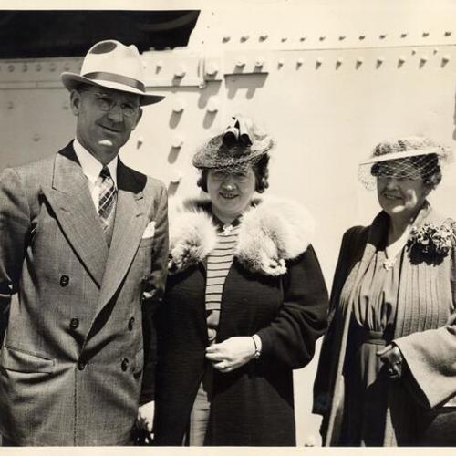 [Police Director Thomas P. McInerney, Mrs. McInerney and Mrs. Quinn in front of the aircraft carrier USS Saratoga (CV3)]