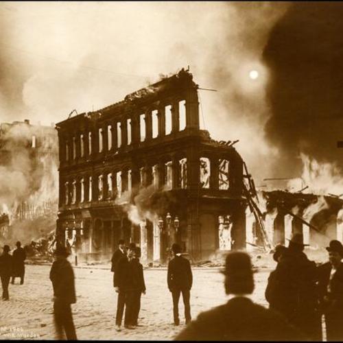 [Fires burning on Market Street on the morning of April 18, 1906]