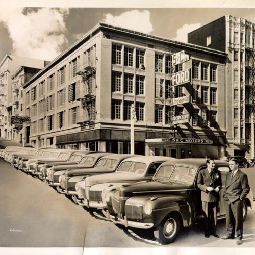 [Al Schlesinger, of S & C Motors, delivering 20 Mercury town sedans to Murray Benton, president of Murray Benton Drivurself Company]