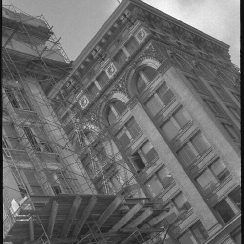 Scaffolding on M. A. Gunst Building (left), Aronson Building (right), 3rd and Mission Streets