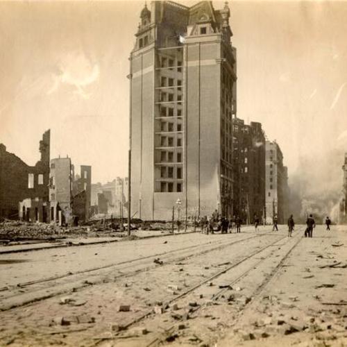 [Dynamiting on Market Street after the earthquake and fire of April 18, 1906]