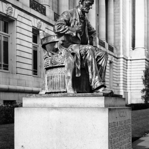 [Abraham Lincoln statue at City Hall, San Francisco, California]