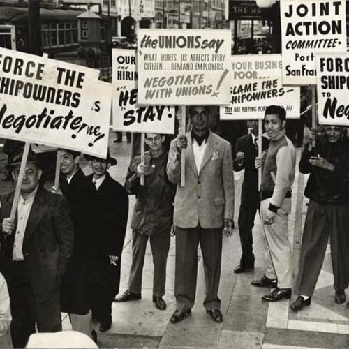 [Striking maritime workers demonstrating in front of the Post Office at Seventh and Mission streets]