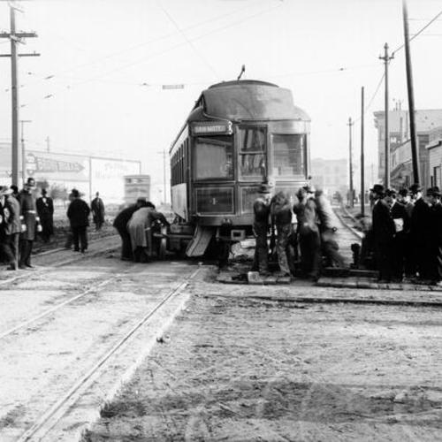 [Crowd gathered at 12th and Mission streets after a collision between a Market Street Railway Company 40 line streetcar and an Ocean Shore locomotive]