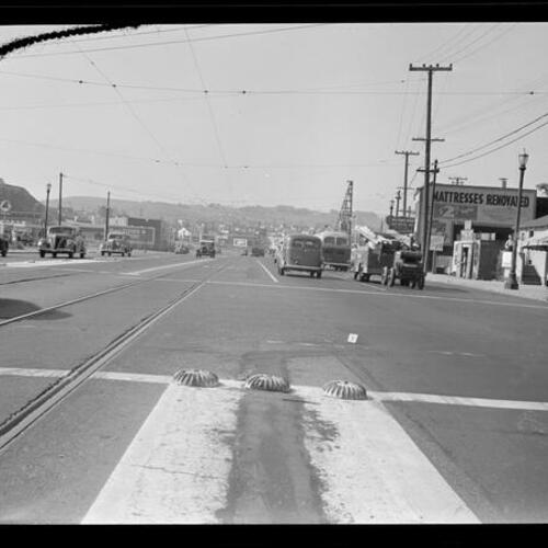 [Cars and a bus along the roads of Bayshore at Cortland Avenue]
