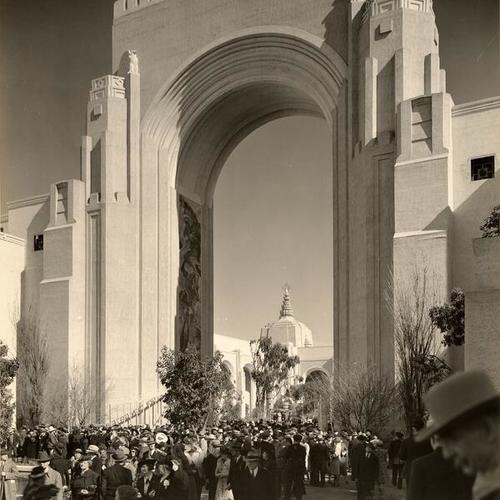 [Arch of Triumph, located between the Court of Reflections and the Court of Flowers, Golden Gate International Exposition on Treasure Island]