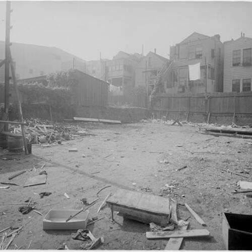 [Scattered debris behind houses in unknown location after 1906 earthquake]