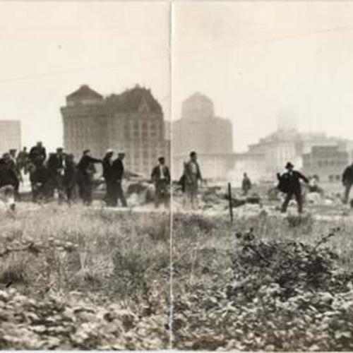 [Striking longshoremen on Rincon Hill during clash with police]