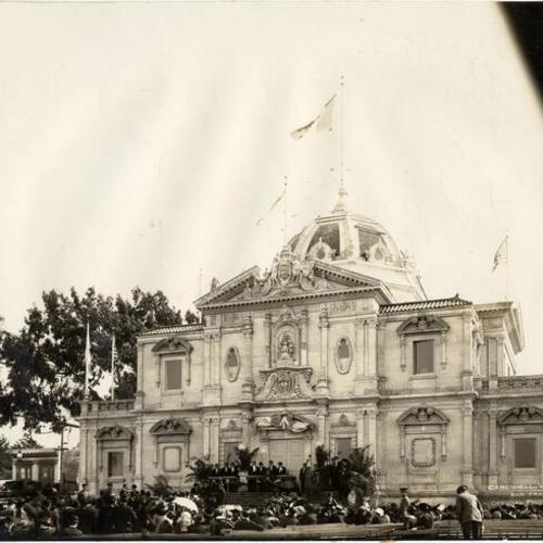 [Marimba band playing in front of the Guatemalan Pavilion at the Panama-Pacific International Exposition]