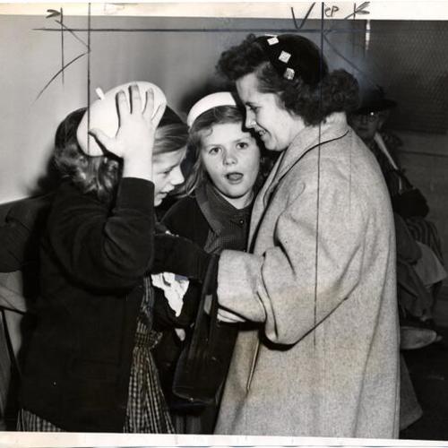 [Mrs. Carolyn O'Malley with two of children after testifying before grand jury in fatal shooting of John O'Malley]