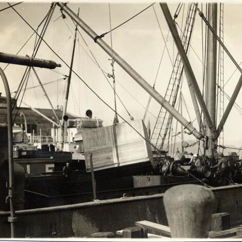 [Exhibits for the Panama-Pacific International Exposition being unloaded from a ship]