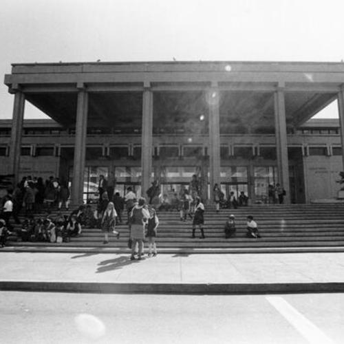 [School children on steps outside the California Academy of Sciences]