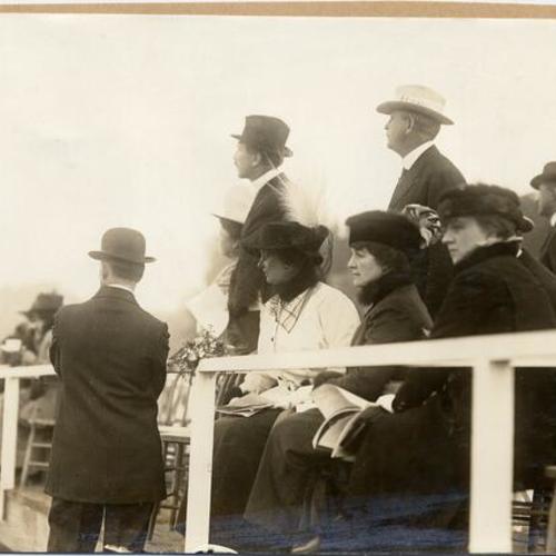 [Spectators at horse race at the Panama-Pacific International Exposition]