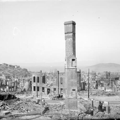 [Ruin with a view overlooking the Waterfront after the 1906 earthquake and fire]