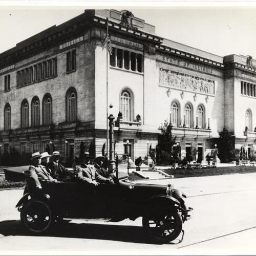[Group of unidentified men sitting in an automobile in front of the Illinois State Building at the Panama-Pacific International Exposition]