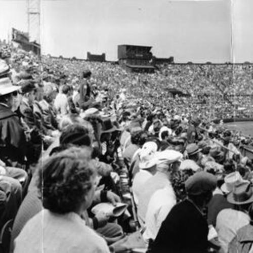 [Crowd at Seals Stadium on opening day in 1958]